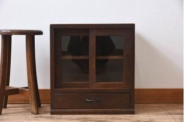アンティーク家具　大正期　古い檜材の小ぶりでシンプルなアンティーク収納棚