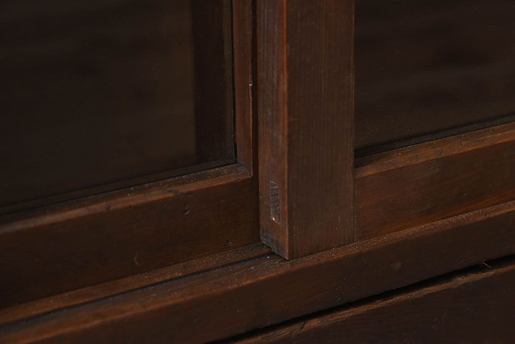 アンティーク家具　大正期　古い檜材の小ぶりでシンプルなアンティーク収納棚