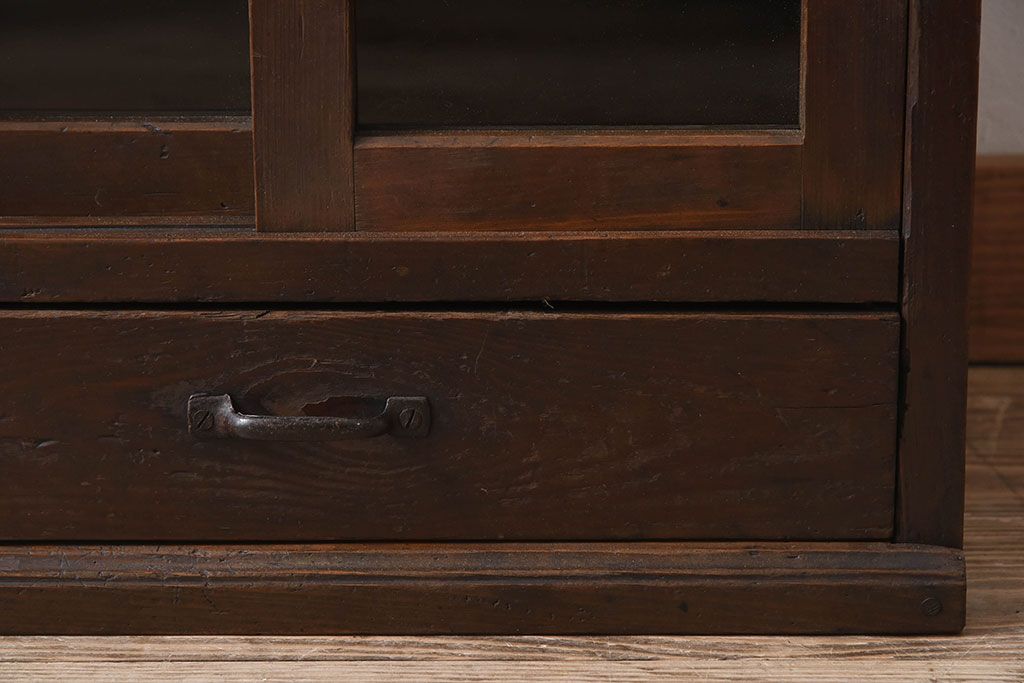 アンティーク家具　大正期　古い檜材の小ぶりでシンプルなアンティーク収納棚