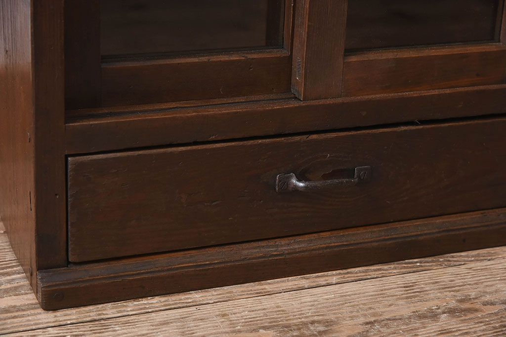 アンティーク家具　大正期　古い檜材の小ぶりでシンプルなアンティーク収納棚