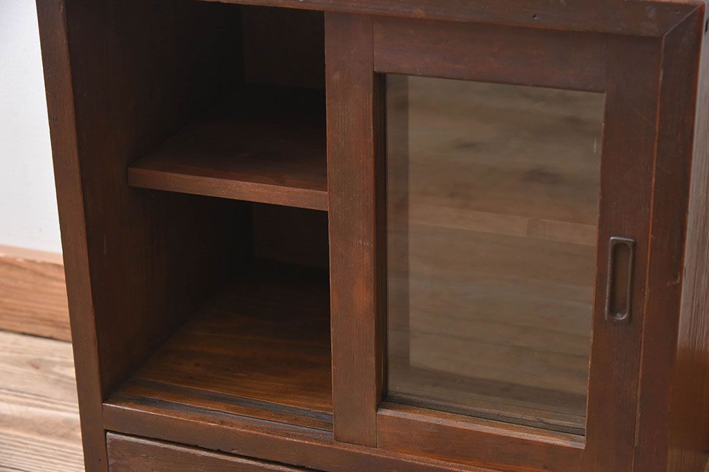 アンティーク家具　大正期　古い檜材の小ぶりでシンプルなアンティーク収納棚