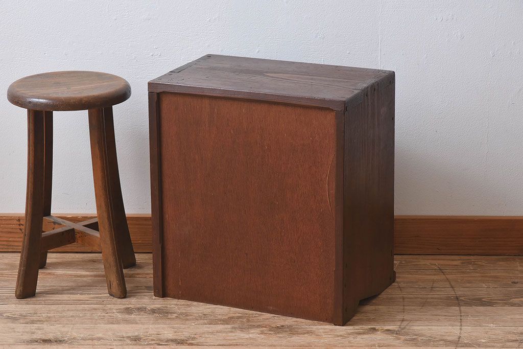 アンティーク家具　大正期　古い檜材の小ぶりでシンプルなアンティーク収納棚