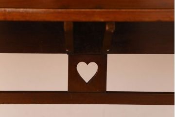 アンティーク家具　ウォールナット材製　イギリスアンティークのサイドキャビネット