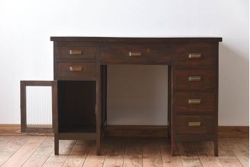 アンティーク家具　古いカバ材の大ぶりなアンティーク両袖机(デスク)