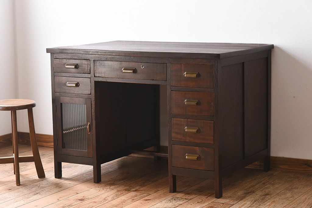 アンティーク家具　古いカバ材の大ぶりなアンティーク両袖机(デスク)