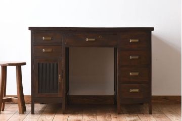 アンティーク家具　古いカバ材の大ぶりなアンティーク両袖机(デスク)