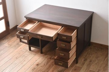 アンティーク家具　古いカバ材の大ぶりなアンティーク両袖机(デスク)