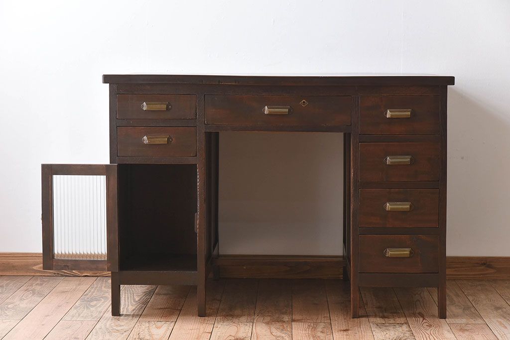 アンティーク家具　古いカバ材の大ぶりなアンティーク両袖机(デスク)