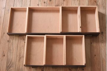 アンティーク家具　古いカバ材の大ぶりなアンティーク両袖机(デスク)