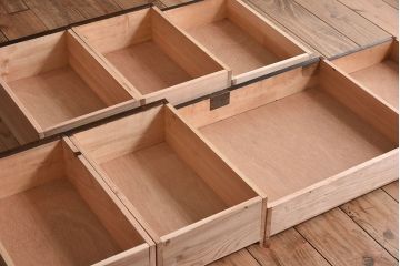 アンティーク家具　古いカバ材の大ぶりなアンティーク両袖机(デスク)