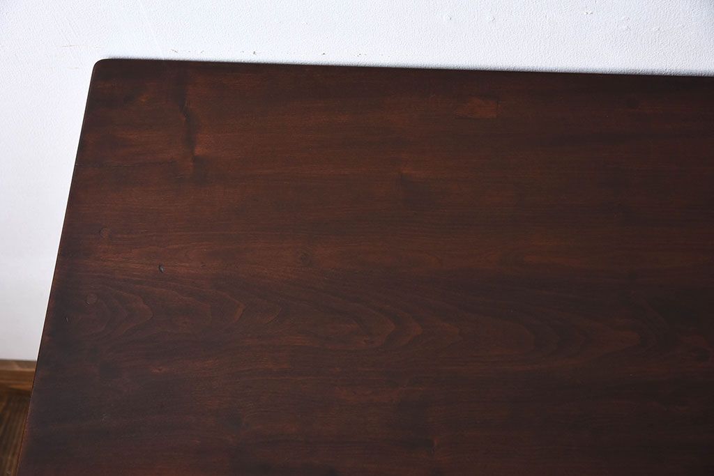 アンティーク家具　古いカバ材の大ぶりなアンティーク両袖机(デスク)