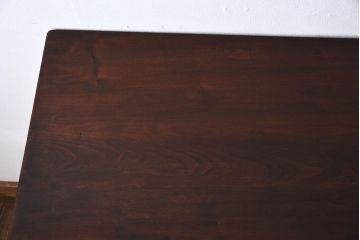 アンティーク家具　古いカバ材の大ぶりなアンティーク両袖机(デスク)