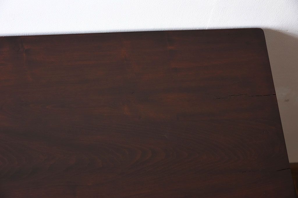 アンティーク家具　古いカバ材の大ぶりなアンティーク両袖机(デスク)