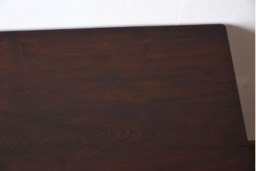 アンティーク家具　古いカバ材の大ぶりなアンティーク両袖机(デスク)