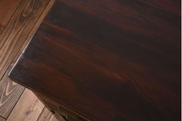 アンティーク家具　古いカバ材の大ぶりなアンティーク両袖机(デスク)