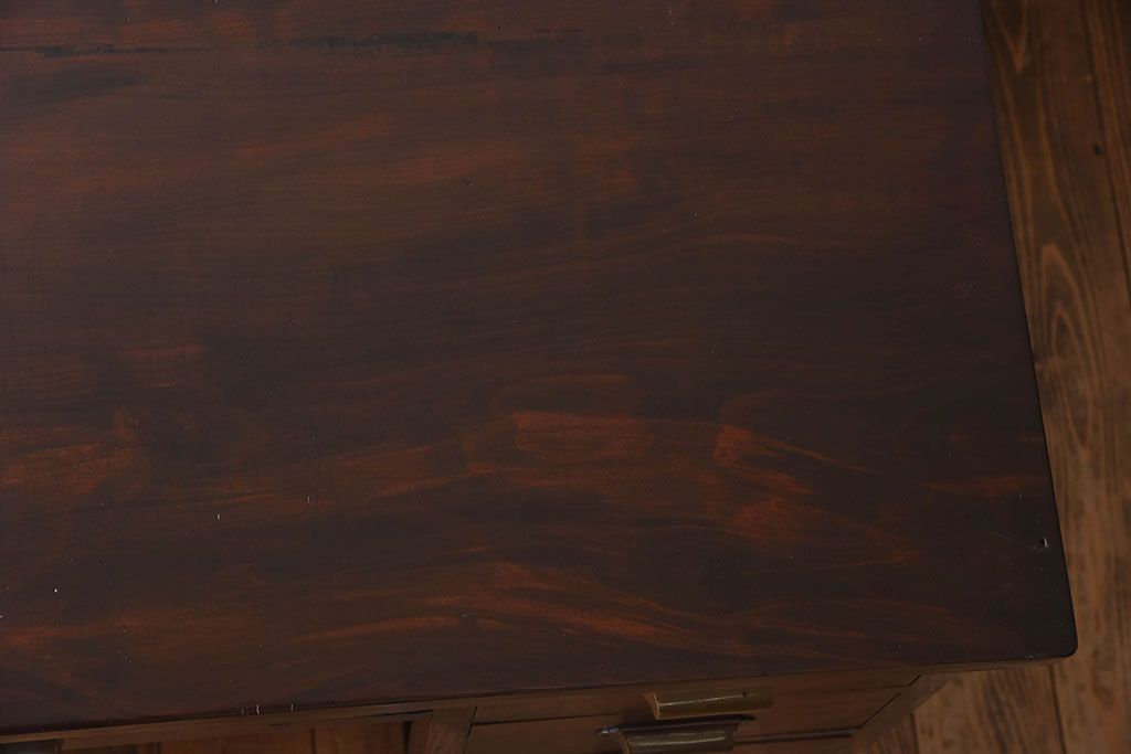 アンティーク家具　古いカバ材の大ぶりなアンティーク両袖机(デスク)