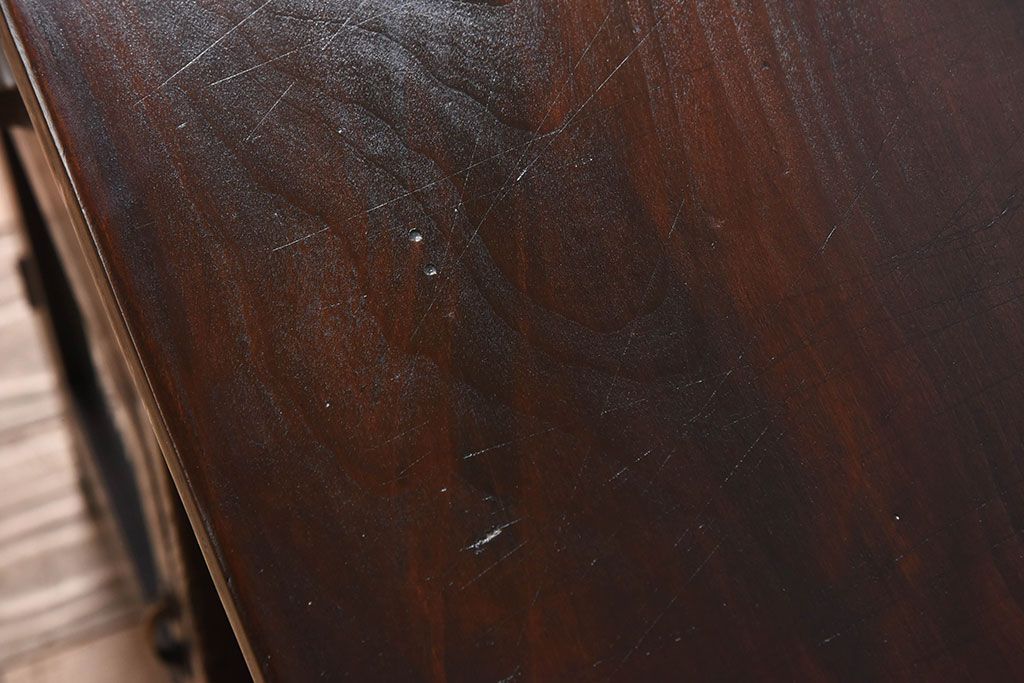 アンティーク家具　古いカバ材の大ぶりなアンティーク両袖机(デスク)