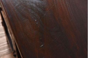 アンティーク家具　古いカバ材の大ぶりなアンティーク両袖机(デスク)