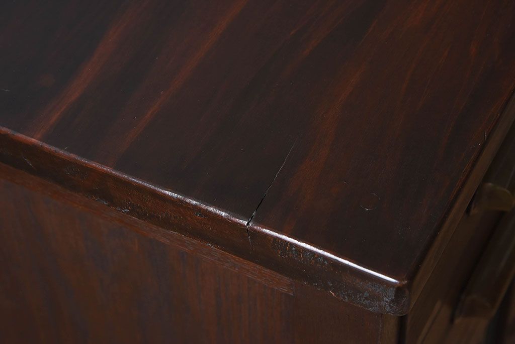 アンティーク家具　古いカバ材の大ぶりなアンティーク両袖机(デスク)