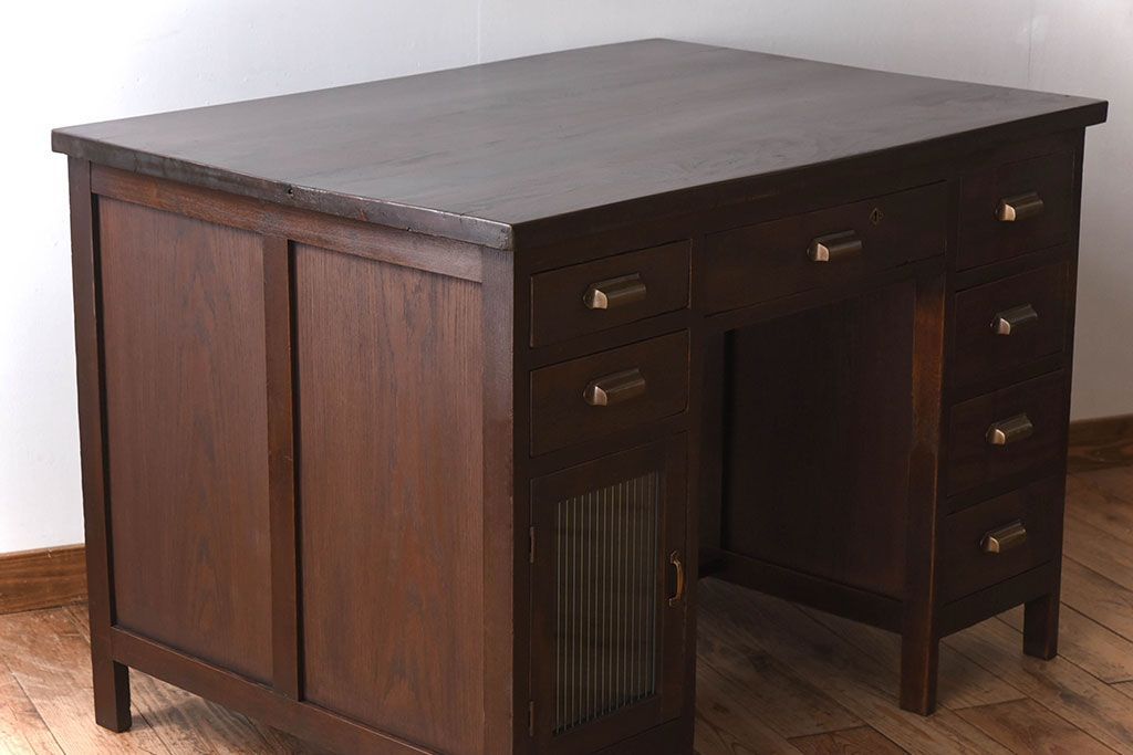 アンティーク家具　古いカバ材の大ぶりなアンティーク両袖机(デスク)