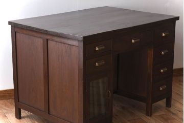 アンティーク家具　古いカバ材の大ぶりなアンティーク両袖机(デスク)
