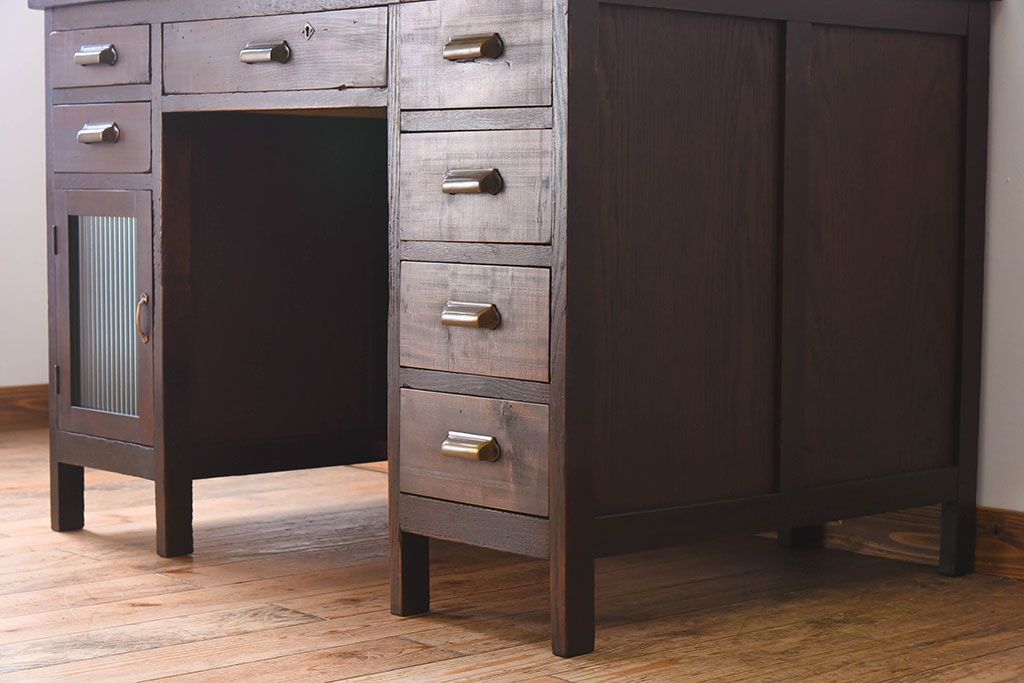 アンティーク家具　古いカバ材の大ぶりなアンティーク両袖机(デスク)