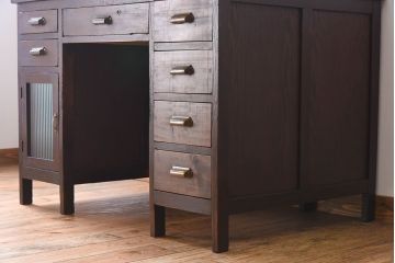 アンティーク家具　古いカバ材の大ぶりなアンティーク両袖机(デスク)