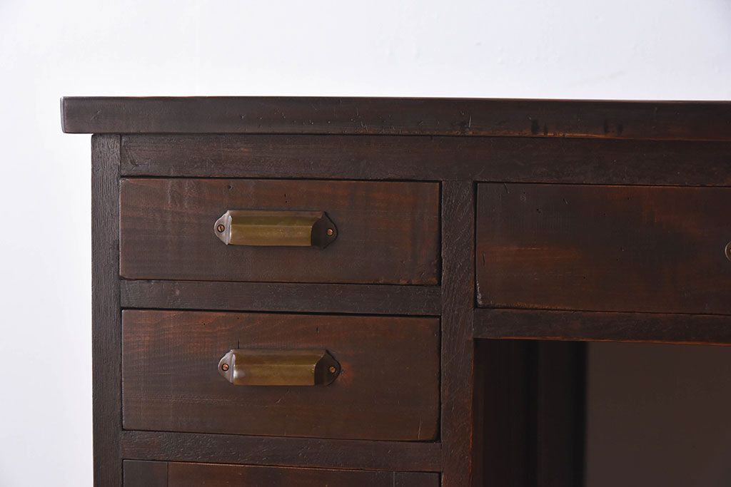 アンティーク家具　古いカバ材の大ぶりなアンティーク両袖机(デスク)