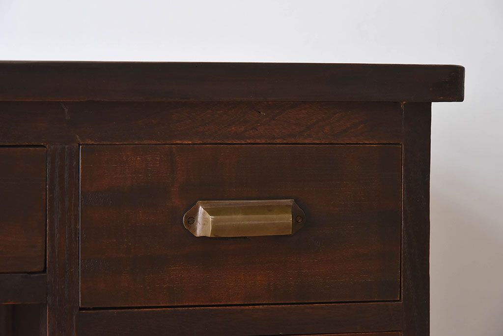 アンティーク家具　古いカバ材の大ぶりなアンティーク両袖机(デスク)