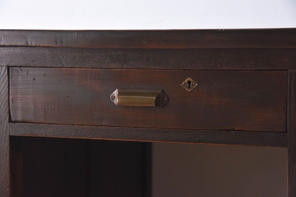 アンティーク家具　古いカバ材の大ぶりなアンティーク両袖机(デスク)