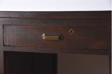 アンティーク家具　古いカバ材の大ぶりなアンティーク両袖机(デスク)