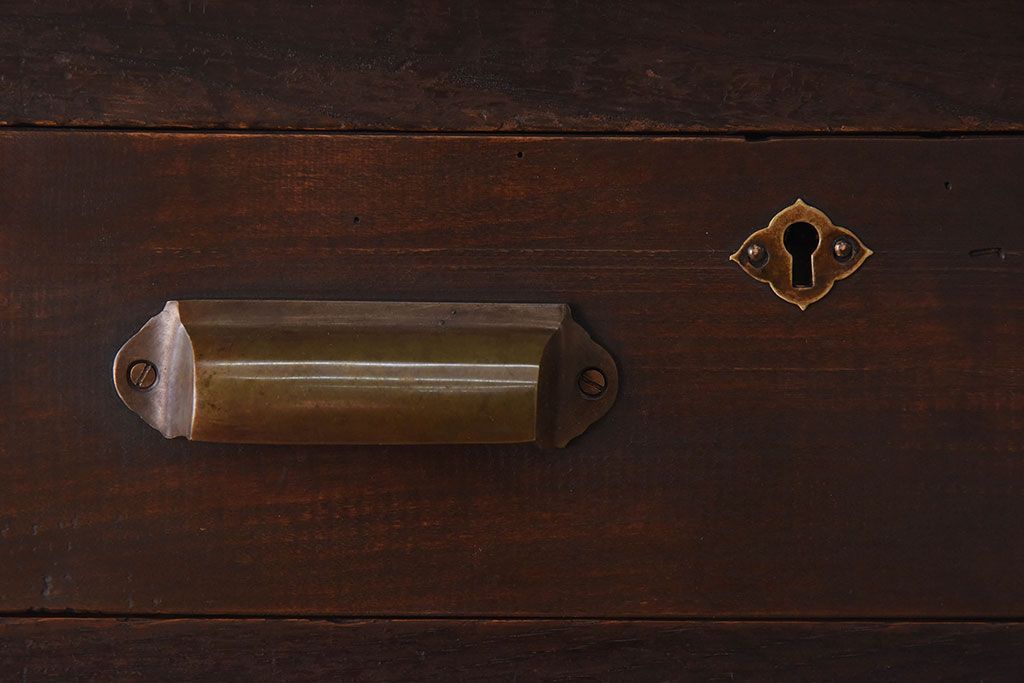 アンティーク家具　古いカバ材の大ぶりなアンティーク両袖机(デスク)