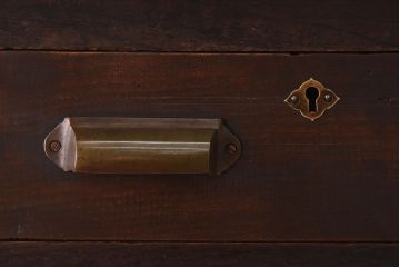 アンティーク家具　古いカバ材の大ぶりなアンティーク両袖机(デスク)