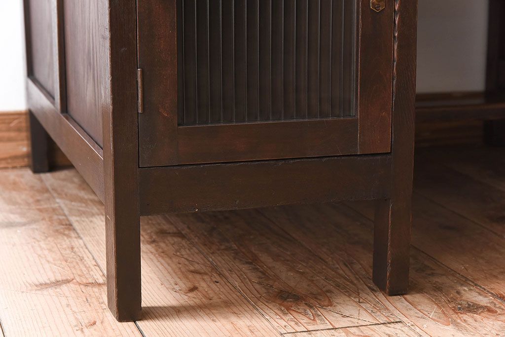 アンティーク家具　古いカバ材の大ぶりなアンティーク両袖机(デスク)