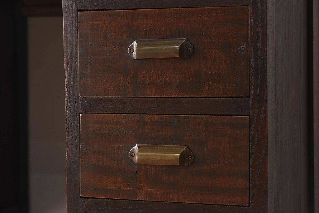 アンティーク家具　古いカバ材の大ぶりなアンティーク両袖机(デスク)