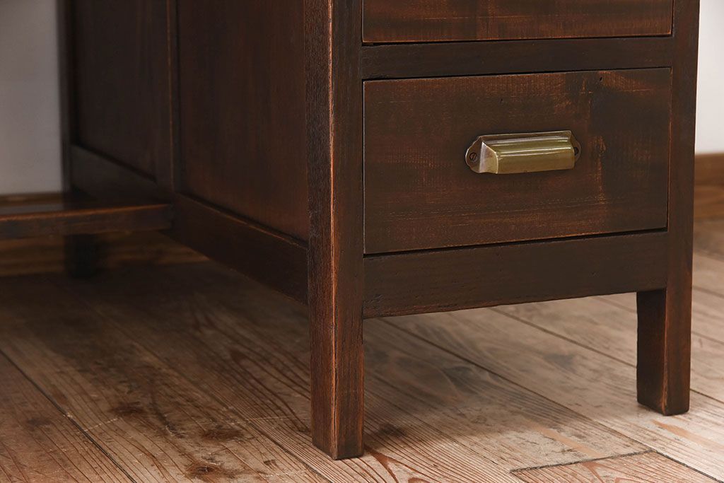 アンティーク家具　古いカバ材の大ぶりなアンティーク両袖机(デスク)