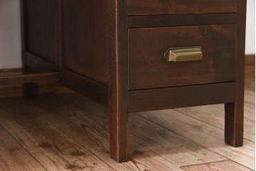 アンティーク家具　古いカバ材の大ぶりなアンティーク両袖机(デスク)