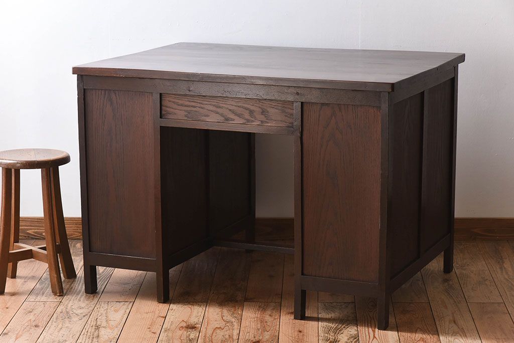 アンティーク家具　古いカバ材の大ぶりなアンティーク両袖机(デスク)