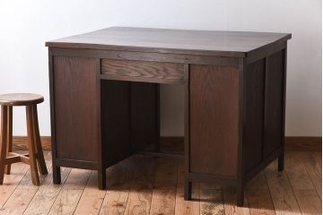 アンティーク家具　古いカバ材の大ぶりなアンティーク両袖机(デスク)