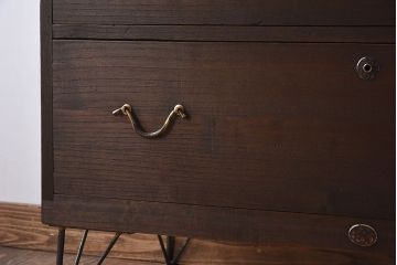 アンティーク家具　鉄脚付き!味のある古い桐材製の箪笥ローボード(衣装箪笥)