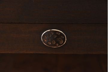 アンティーク家具　鉄脚付き!味のある古い桐材製の箪笥ローボード(衣装箪笥)