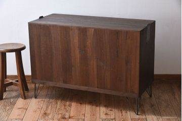 アンティーク家具　鉄脚付き!味のある古い桐材製の箪笥ローボード(衣装箪笥)