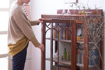 アンティーク家具　ベロア貼り!イギリスアンティークの猫脚キャビネット マホガニー材
