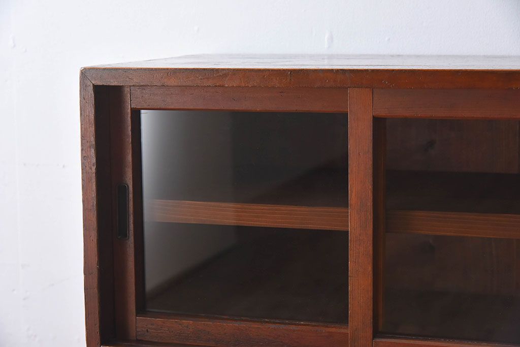 アンティーク家具　古い木のガラス引き戸収納棚　和製アンティーク