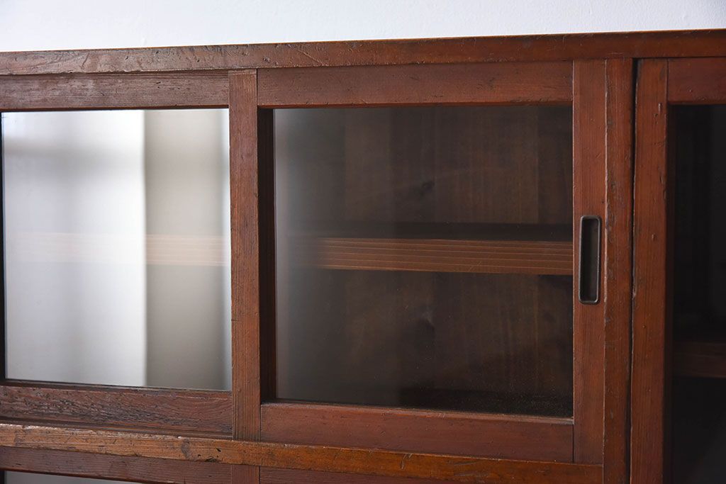 アンティーク家具　古い木のガラス引き戸収納棚　和製アンティーク