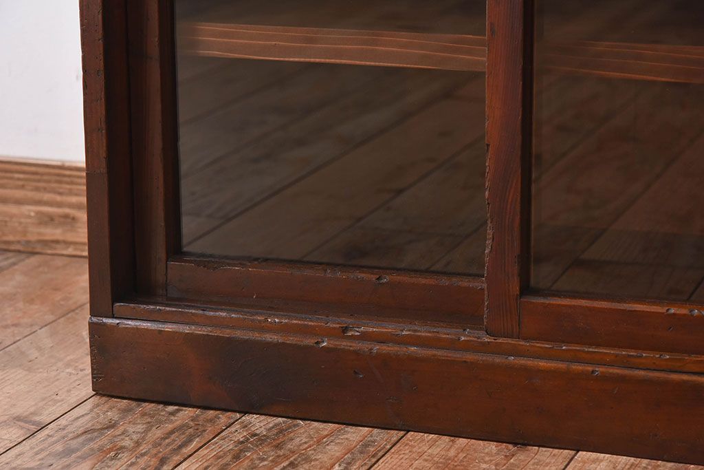 アンティーク家具　古い木のガラス引き戸収納棚　和製アンティーク