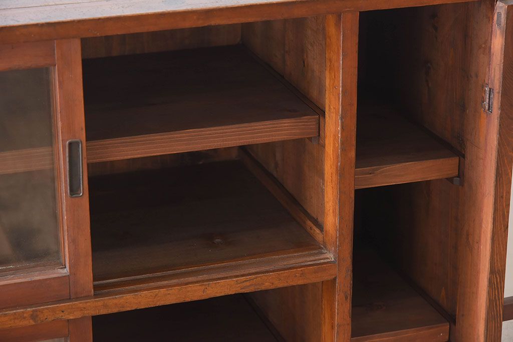 アンティーク家具　古い木のガラス引き戸収納棚　和製アンティーク