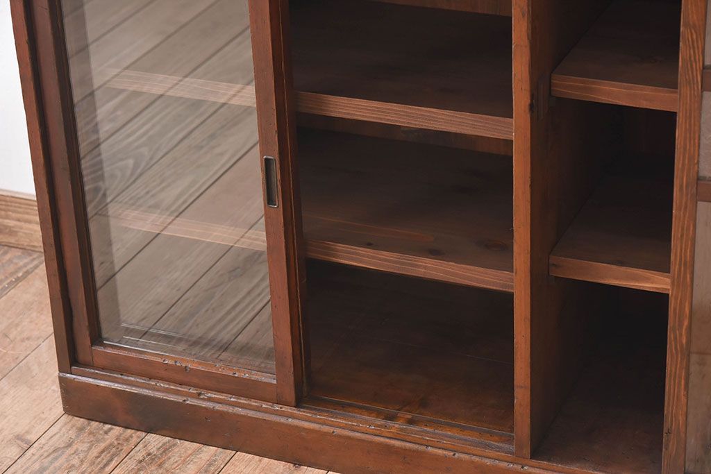 アンティーク家具　古い木のガラス引き戸収納棚　和製アンティーク