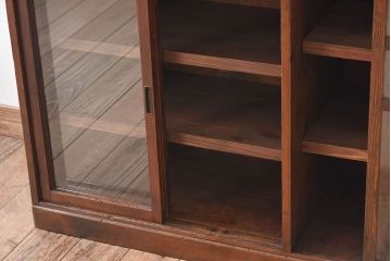 アンティーク家具　古い木のガラス引き戸収納棚　和製アンティーク
