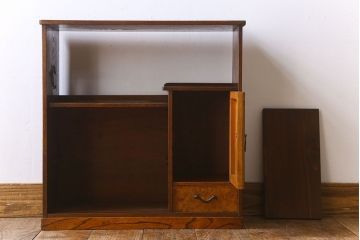 アンティーク家具　透かし彫り　大正昭和期　結霜ガラス引き戸　小ぶりな収納棚